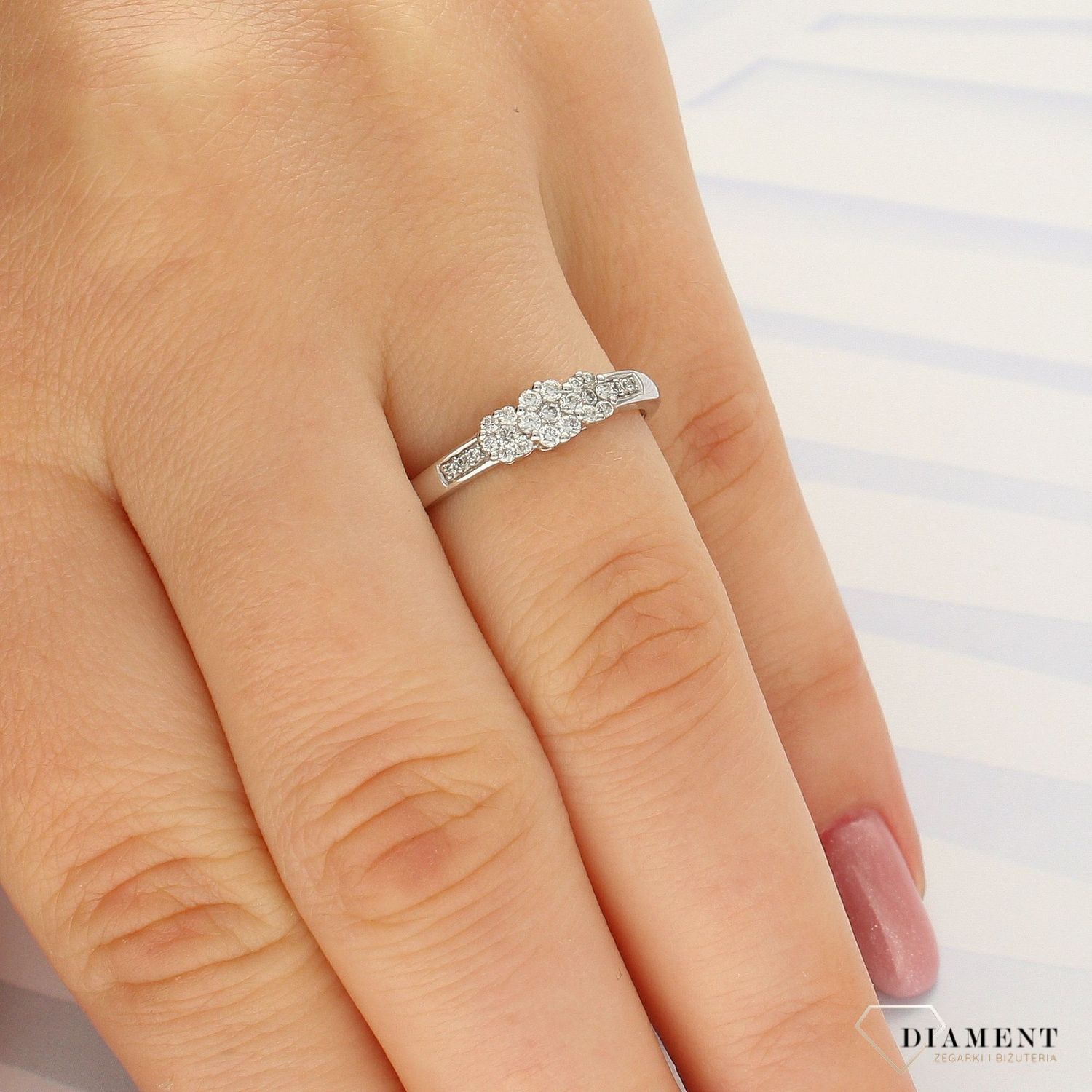 Pierścionek złoty DIAMENT białe złoto, diamenty, trzy kwiatki. Pierścionki zaręczynowe. Piękny pierścionek ozdobiony trzema brylantami. Klasyka w najlepszym wydaniu 19667RD5B.jpg